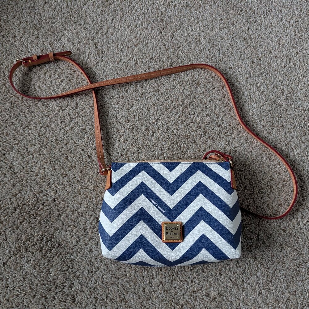 EUC white/navy zigzag Dooney & Bourke Crossbody Pouchette